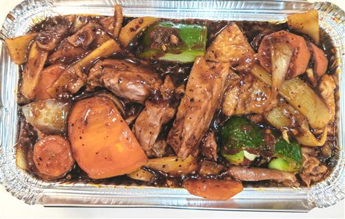 32G________roast duck with green peppers in bla...